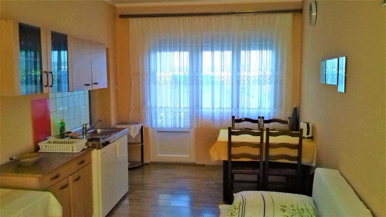 Appartement Branko Fabijanic Front Row By The Sea à Selce Extérieur photo